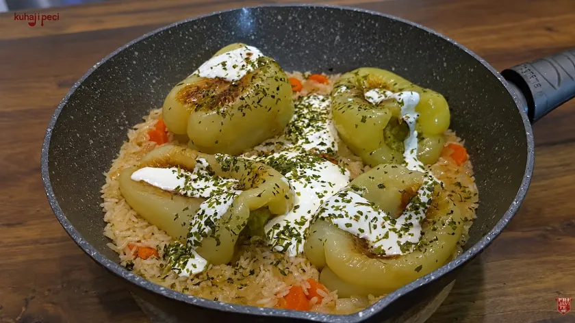Sırp mutfağından pratik bir yaz yemeği tarifi Paprike sa pirinčem ve pavlaka