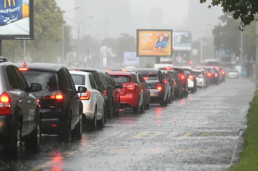 Sırbistan'ın başkenti Belgrad'da şiddetli fırtına etkili oldu, trafik durma noktasına geldi