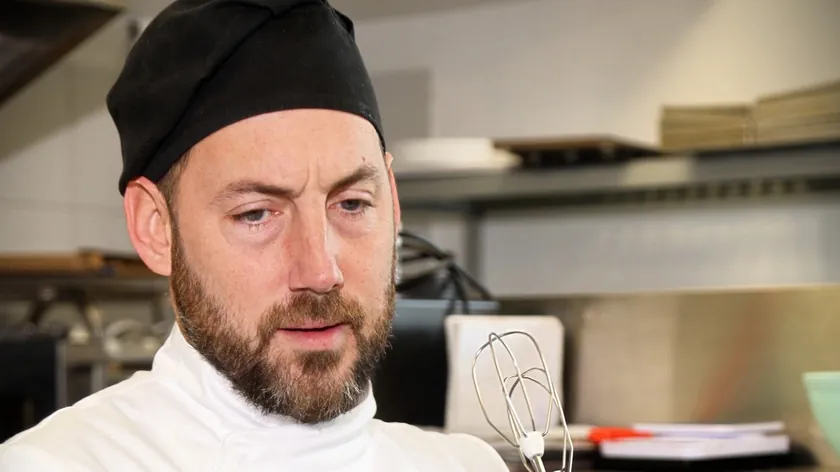 Sırp Oyuncu Petar Strugar Pastacılığa Adım Attı, "Mali Buda" Tatlıları Yoğun İlgi Görüyor