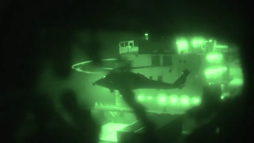 Amerika Birleşik Devletleri Arap Denizi'nde İran Gemisini Ele Geçirme Görüntülerini Yayımladı