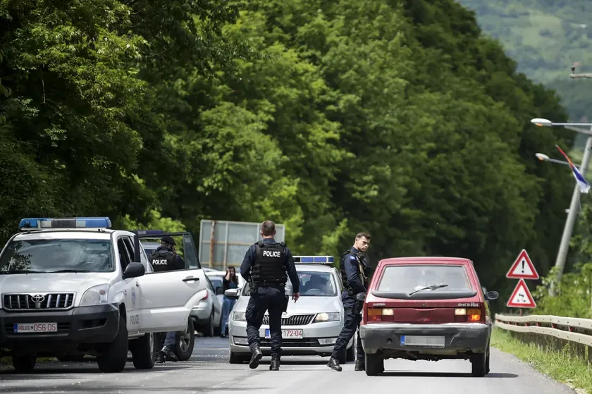 Kosova Polisi Zubin Potok'ta birkaç konumda arama yaptı, muhtemelen kaçak silah nedeniyle.