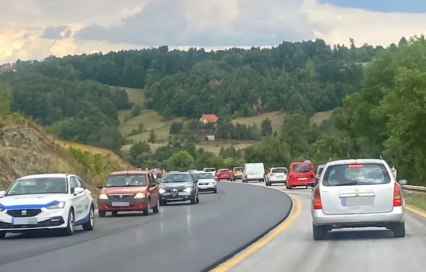 Beograd'a giden araçlar trafik kazası nedeniyle kilometrelerce kuyruk oluşturdu.