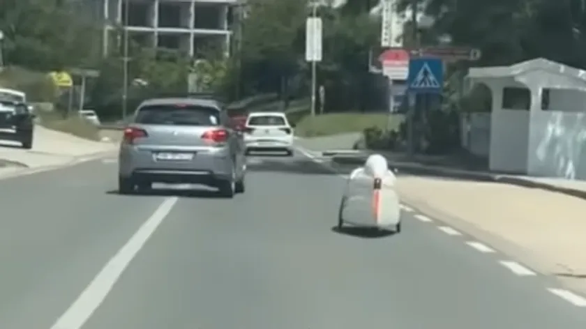 Karadağ'ın Herceg Novi şehrinde sıra dışı bir araç görüntülenerek ilgi topladı
