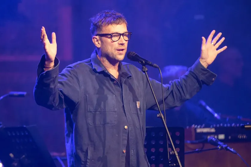 Ünlü Müzisyen Damon Albarn Sırbistan'daki Öğrencilere Destek Tişörtüyle Sahneye Çıktı
