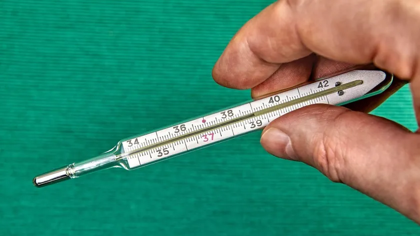 Kırılan termometredeki cıvaya çıplak elle dokunmayın, elektrikli süpürge kullanmayın