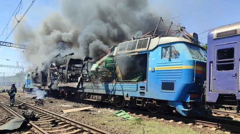 Rus güçleri Zaporojye bölgesindeki bir lokomotif ve yolcu vagonlarına çift saldırı gerçekleştirdi.