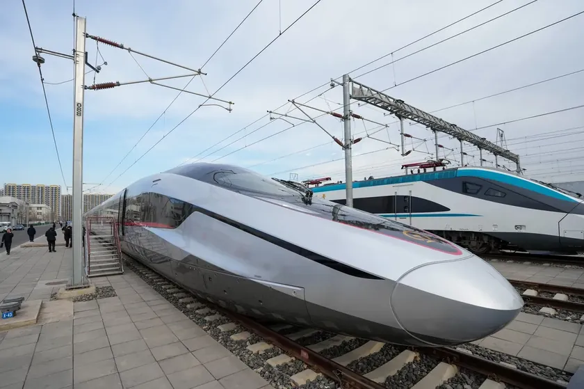 Çin'de yeni en hızlı tren modeli CR450 geliştirildi.
