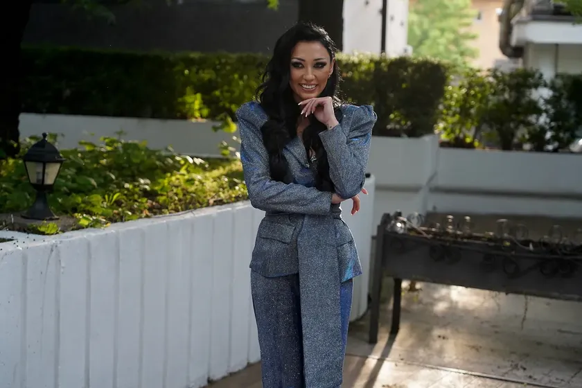 Sırp şarkıcı Zorana ünlü meslektaşıyla "boşanma fotoğrafları" paylaşımıyla dikkat çekti.