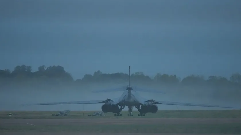 İngiltere'de çiftçi bir kadının ihbarıyla Gloucestershire'daki RAF Ferford üssü yakınında beş kişi terör saldırısı hazırlığı şüphesiyle gözaltına alındı