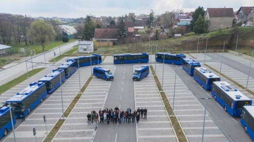 İnđija Belediyesi Sekiz Yeni Otobüs ve Minibüslerle Toplu Taşıma Ağını Genişletti