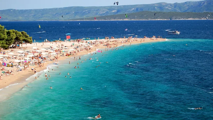 Hırvatistan'da bir plajda kavgasında iki kişi ležanlıklar yüzünden bir adamı dövdü.