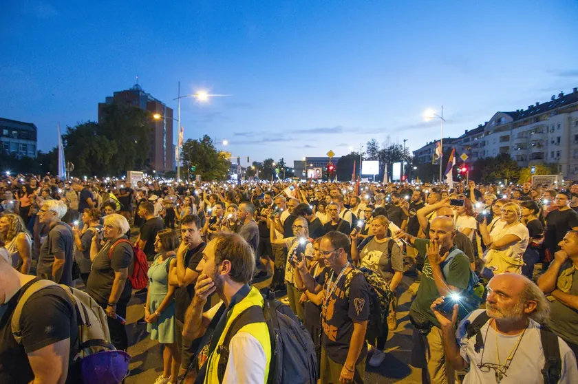 Sırbistan'ın Novi Sad şehrinde çocukların maskelerli saldırılara uğraması nedeniyle protesto düzenlendi.