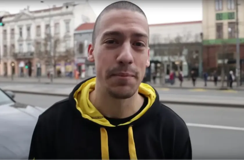 Sırbistan'da YouTuber Baka Prase'nin lüks Mercedes otomobili ateşe verildi