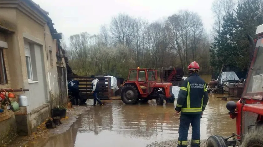 Sırbistan'da Aşırı Yağışlar Üç Okruğu Etkileyerek Taşkınlara ve Aksaklıklara Yol Açtı