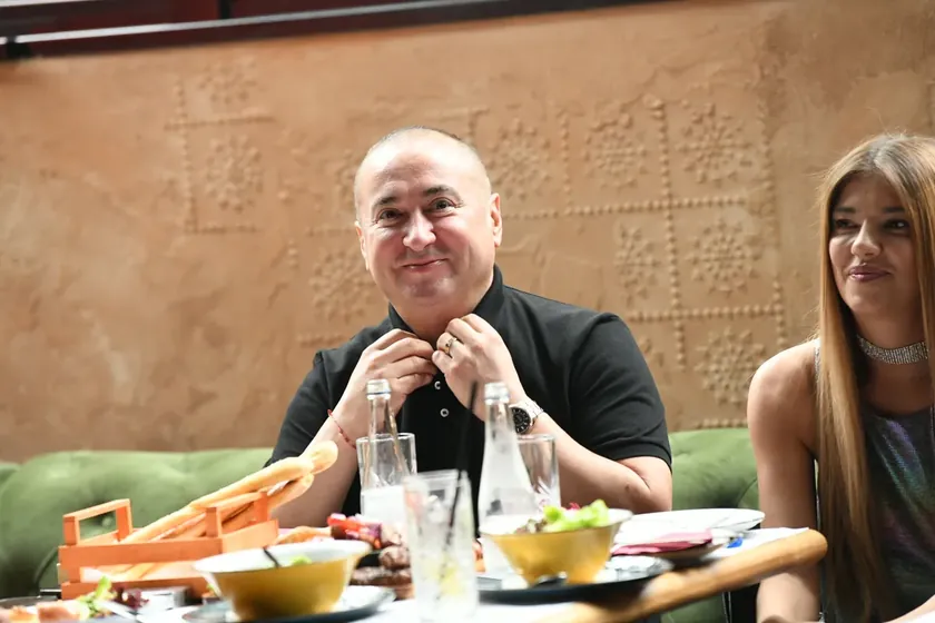 Sırp Folker Radiša Trajković Đani Eğlence Sırasında Bir Misafir Tarafından Isırıldı
