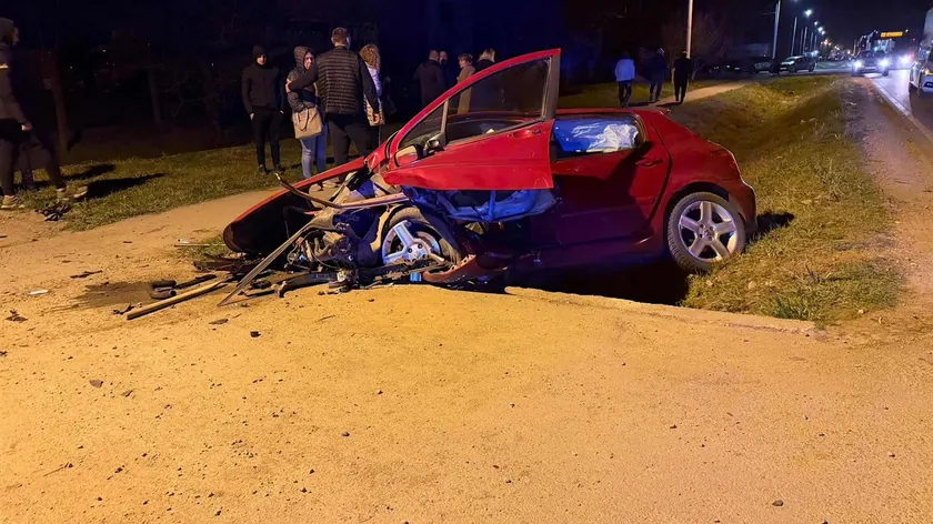 Sırbistan'da Ugrinovac yakınlarında korkunç trafik kazası: İki genç hayatını kaybetti.