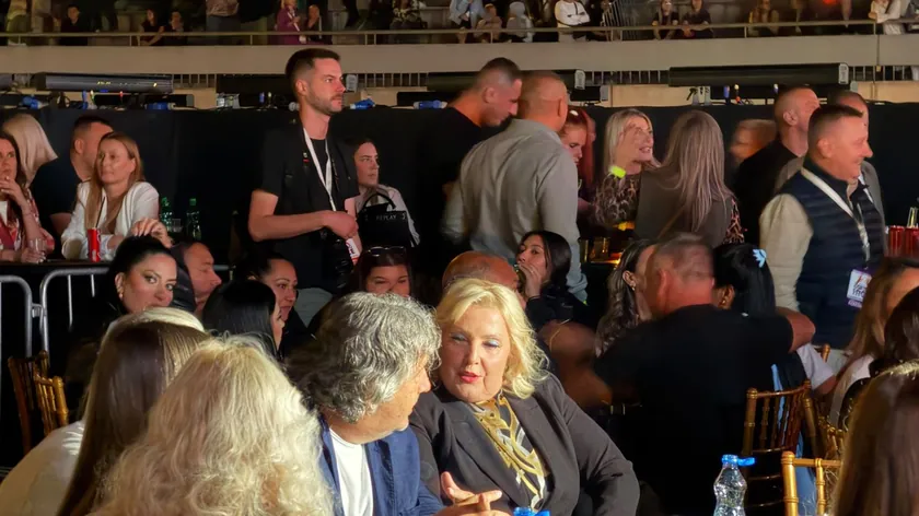 Sırp şarkıcı Snežana Đurišić, eşi Vanje Milošević ile birlikte Dragan Kojić Kebin konserine katıldı.