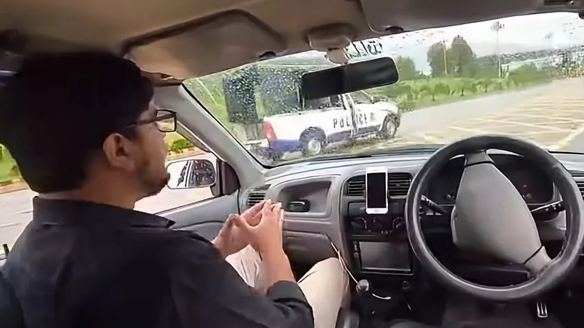 Pakistan'da uzaktan kumandalı bir araba polise kamyonuyla çarpıştı.