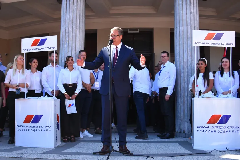 Sırbistan Cumhurbaşkanı Aleksandar Vučić 492 gündür süren iktidar krizi nedeniyle seçimlere gitmemiş, ancak EXPO sergisine ev sahipliği yapması sebebiyle bu kararı almış.