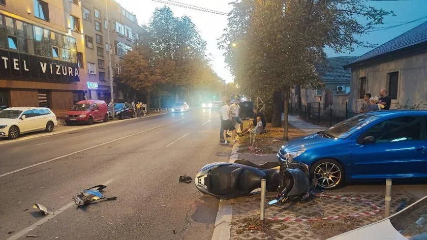 Zemun'da bir trafik kazasında motosiklet sürücüsü düştü (Foto)