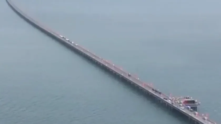 Çin'de 25,5 kilometre uzunluğunda bir deniz köprüsü inşa ediliyor En önemli bölüm tamamlandı, 67.000 ton çelik kullanıldı.