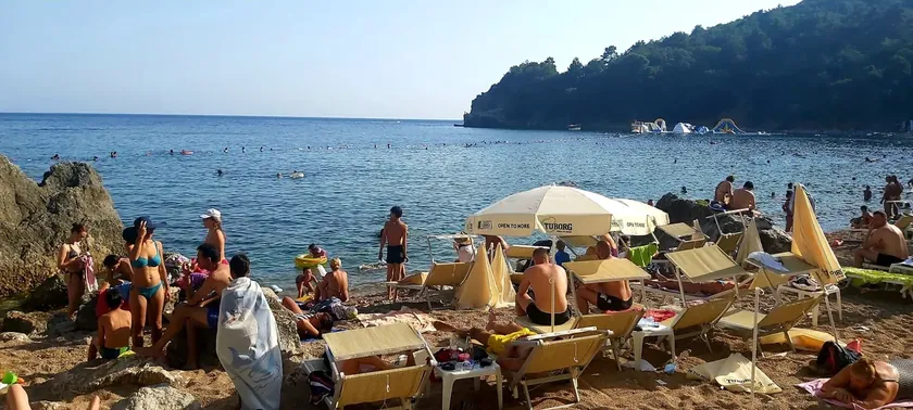 Sırbistan vatandaşı Mogren plajında boğuldu, yüzme alanları büyük dalgalar nedeniyle kapalıydı.