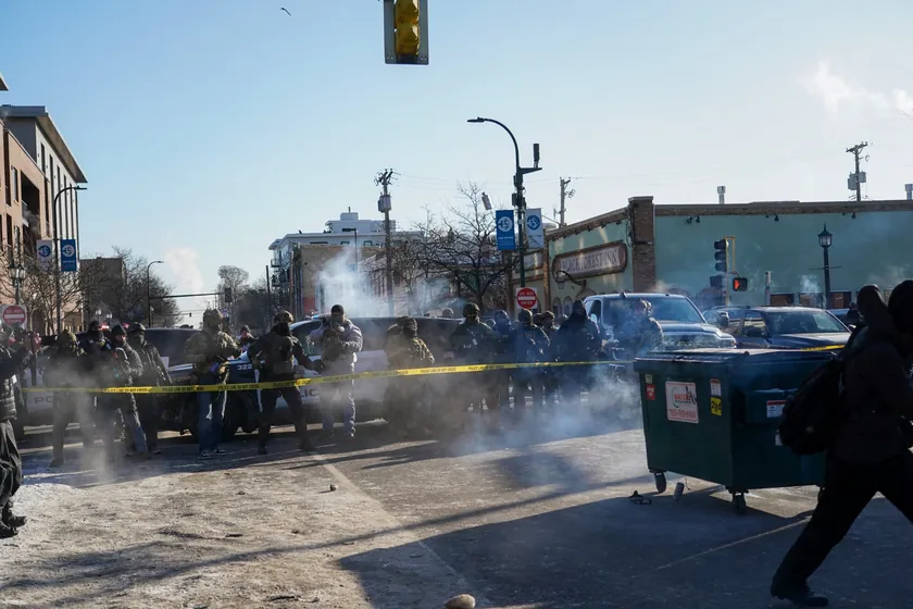 ABD'de Federal Ajanlar Minneapolis'ten Ayrılıyor, Trump'ın İstihbarat İncelemesi Üzerinde Baskı Artıyor