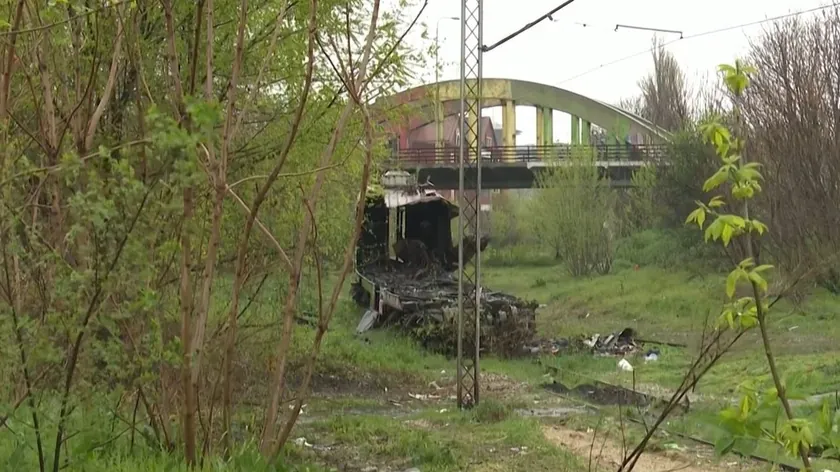 Sırbistan Pančevo Köprüsü Yakınında Vagon Üzerindeki Genç Elektriğe Kapıldı Uzmanlar Uyarıyor