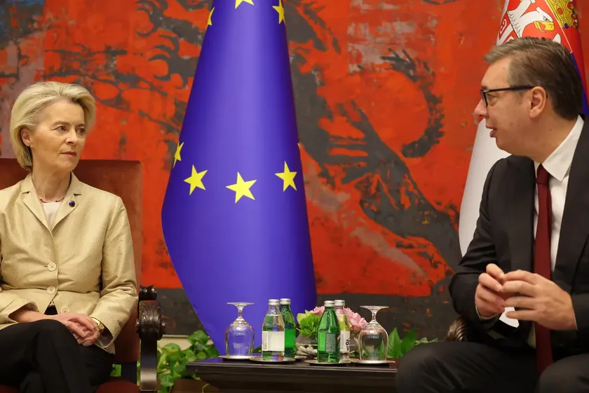 Sırbistan Cumhurbaşkanı Aleksandar Vučić'in yakın arkadaşı Ratko Mladić'in cenaze törenine katılımı sonrası Ursula von der Leyen'in ziyaret planları hakkında soru işaretleri oluştu.