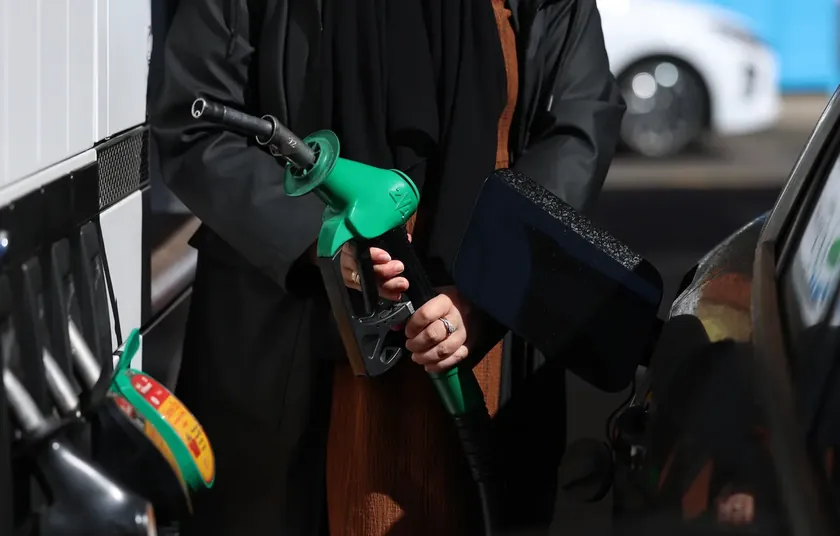 Sırbistan'da Akaryakıt Talebi Arttı, Fiyat Endişeleriyle Vatandaşlar Depoları Dolduruyor