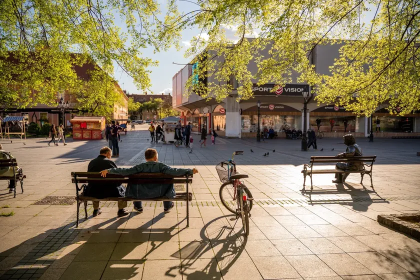 Sırbistan'ın Sombor kentinde muhalefet iktidarı altyapı projeleriyle yolsuzluk gizlemekle suçladı