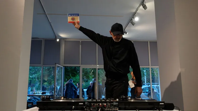 Sırbistan'ın Belgrad Şehrinde Dragan Vojvodić'in Ses Temalı Sergisi Başladı