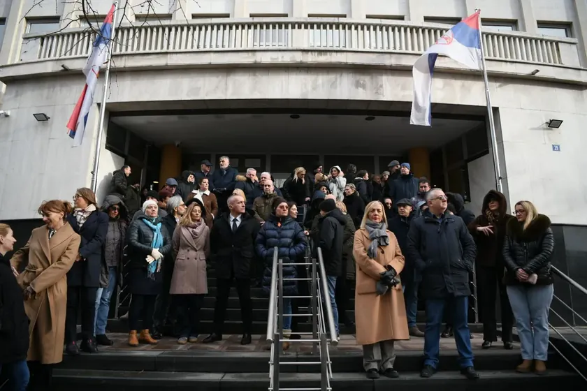 Sırbistan'da Yeni Yargı Yasaları JTOK'u Hedef Alırken Hukuki Düzeni Tehdit Ediyor