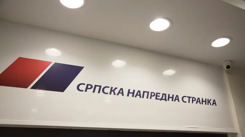 Sırbistan Zemun'da öğrenci görünümlü grup SNS aktivistlerine saldırdı ve parti kınama yayınladı