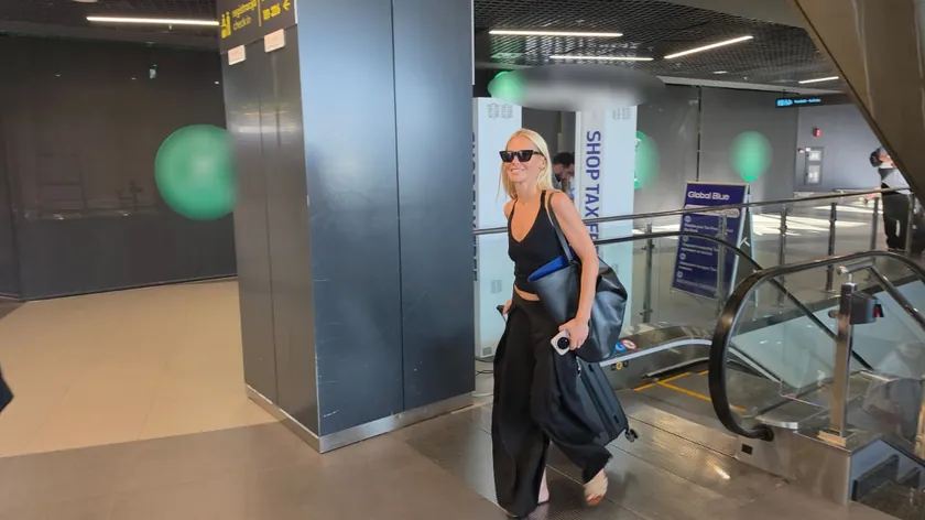 Nataşa Bekvalac'ı havaalanında yakaladık, tamamen siyah giysiliydi.