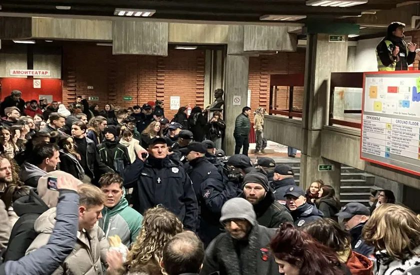 Polis, Filozof Fakültesi'ne girdi, öğrencileri ve öğretim üyelerini çıkarıyor