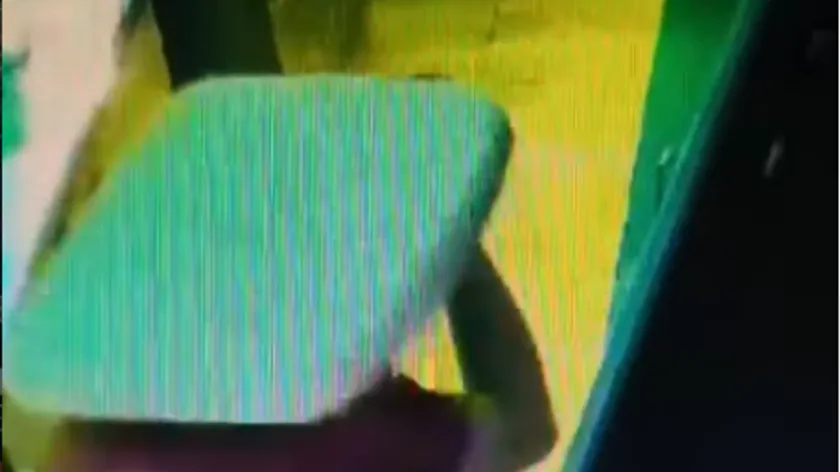 Sırbistan'da bir kafede jastık kullanarak kendini gizlemeyi denediği için hırsız yakalandı.