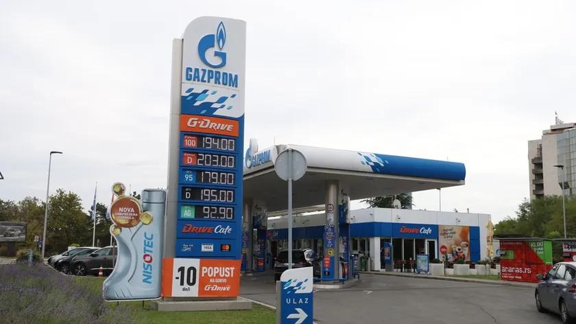 Sırbistan'da akaryakıt fiyatları belirlendi, Bakan Đedović Handanović indirim müjdesi verdi