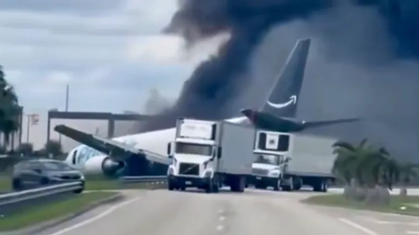 Amazon'un ait olduğu bir Boeing u Miami'de piste çıkıp trafiğe girdi Ölüler Var
