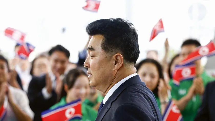 Japanski bir yetkili, Azya Oyunları'nın açılış töreninde Kuzey Kore spor bakanı Kim Il Guku yaklaşmış ancak Kuzey Koreli bakan olayın ardından cevap vermeden ayrılmış.