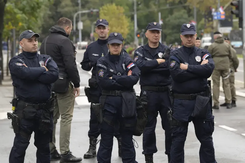 Loznica'da planlanan Prajd karavanına karşı büyük bir protesto gerçekleştirildi.
