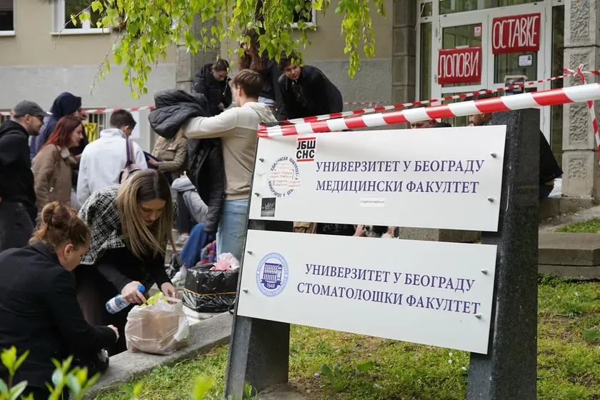 Sırbistan Belgrad'da tıp fakültesi binasında öğrencileri hedef alan pankart yırtıldı