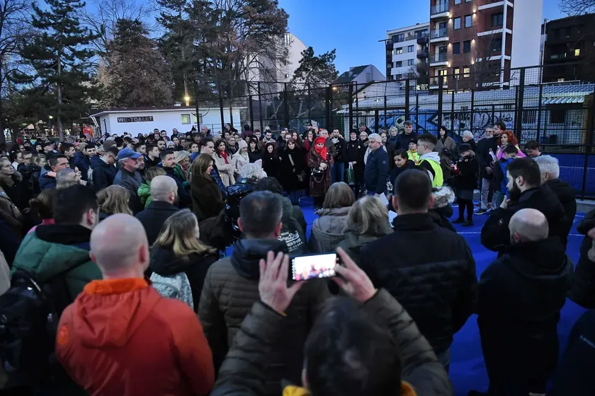 Belgrad'da çiçekçi dükkanına molotof kokteylli saldırı sonrası Ustanička Caddesi kapatılıyor.