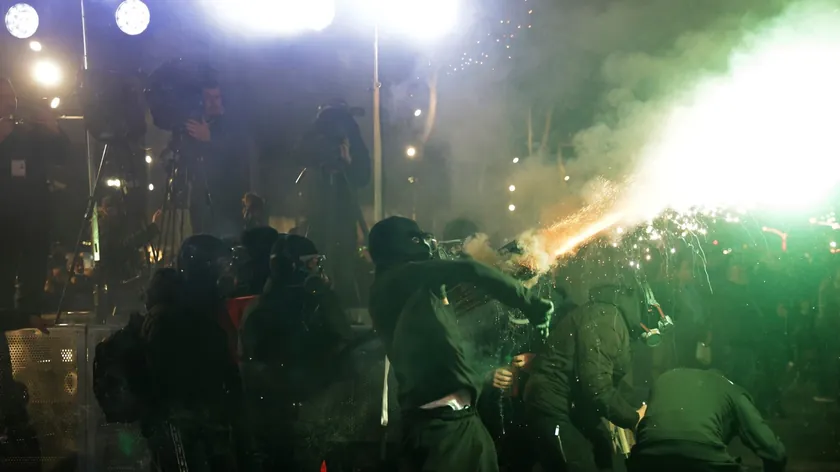 Tiran'da hükümet karşıtı protestolar şiddete dönüştü, Enver Hoca'nın villası ateşe verildi