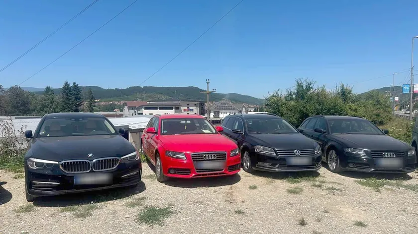 Sırbistan'da otopark kontrolü sırasında 52 araç ele geçirildi, dört kişi gözaltına alındı.