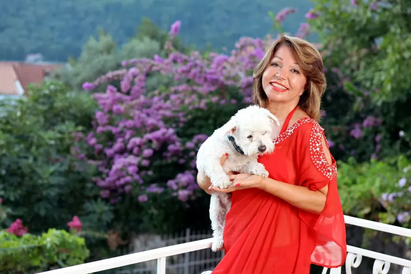 Sırp şarkıcısı Neda Ukraden'in kızı Elena başarılı bir iş kadını ve annesi ile aynı evde yaşıyor.