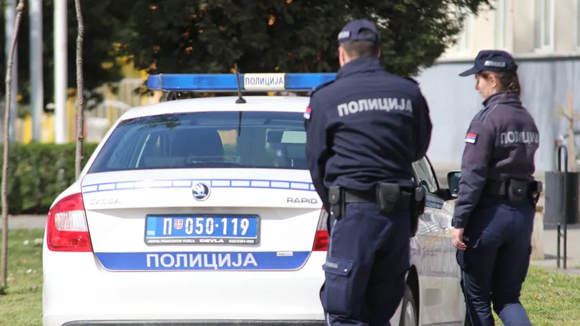 Sırbistan'da Kraljevo'da polis takibinden kaçan kadınlar araçtan uyuşturucu attı