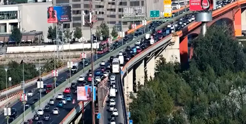 Beograd'ta Gazel Köprüsü'nde bir otobüs yangın çıktı.