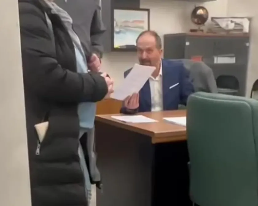 Sırbistan'ın Kula kentinde mesai sonrası "hayalet liste" için imza onayları yapıldığı bildirildi.