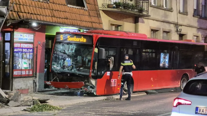Niş'te bir otobüs kazası yaşandı Şehir içi otobüsü yoldan çıktı, daha fazla kişi hastaneye kaldırıldı
